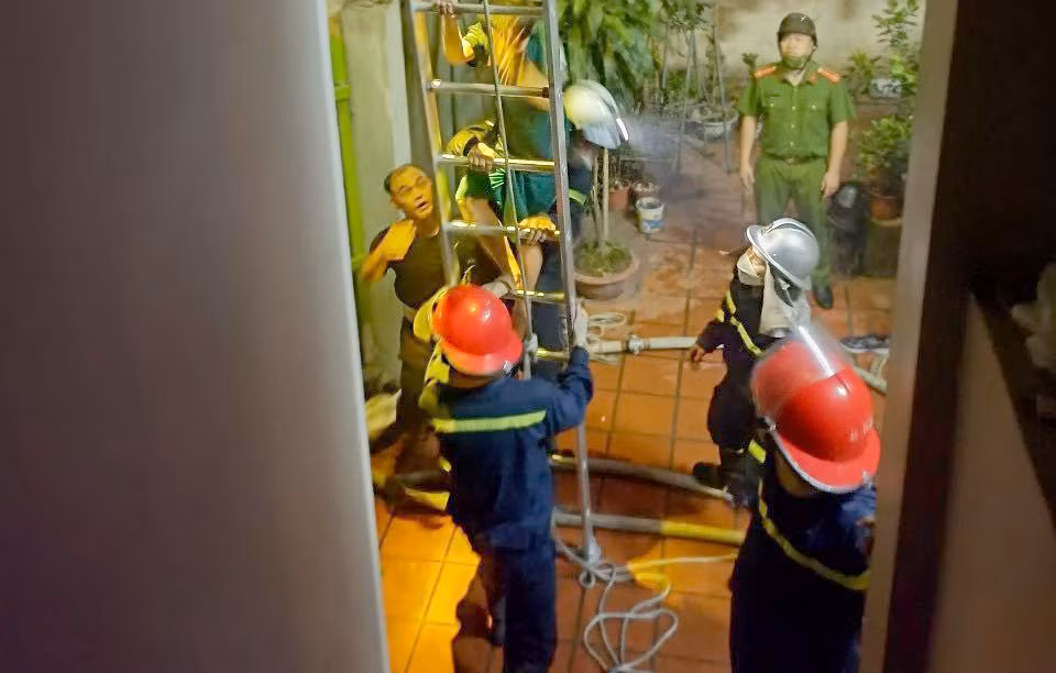 Kịp thời cứu thoát 4 người trong đám cháy lúc rạng sáng -0