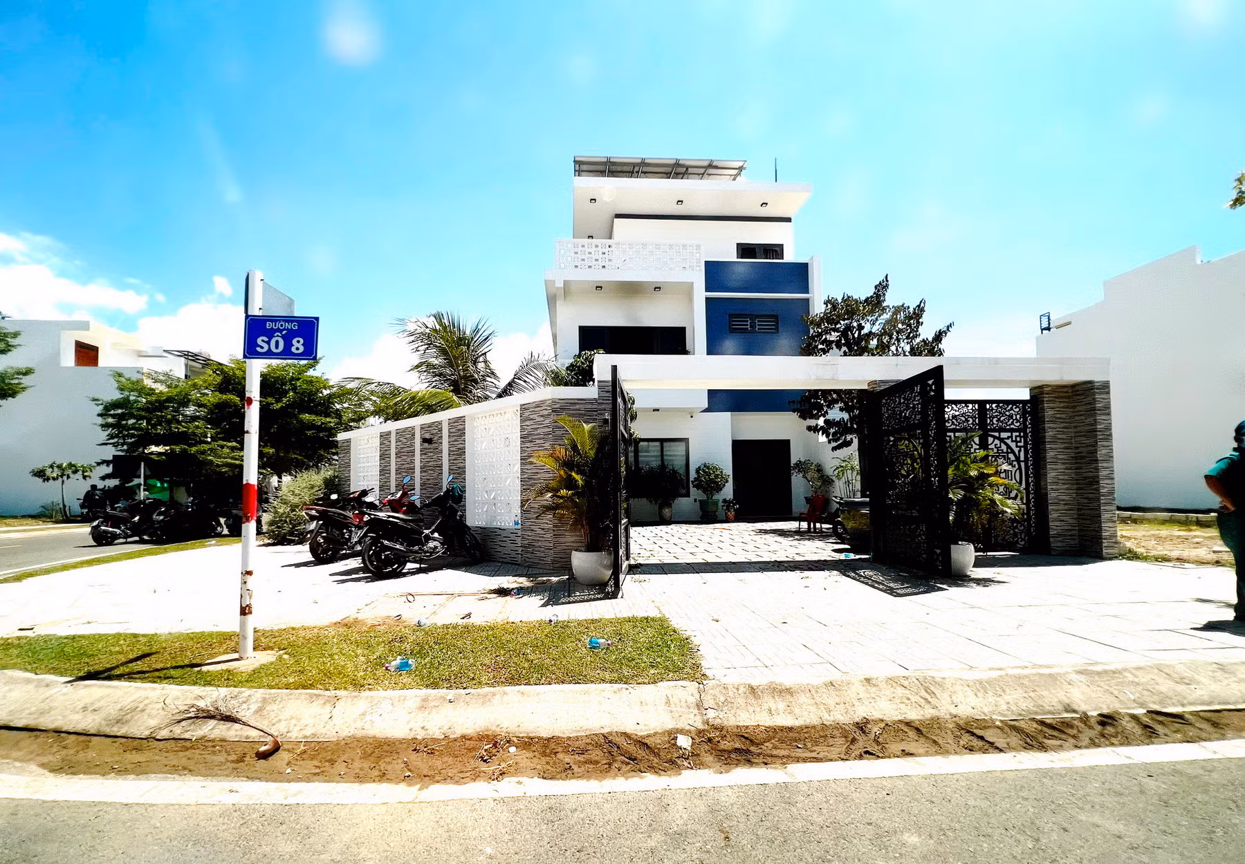 Người đàn ông bị thương sau vụ cháy, nổ bất thường trong căn biệt thự ba tầng -0