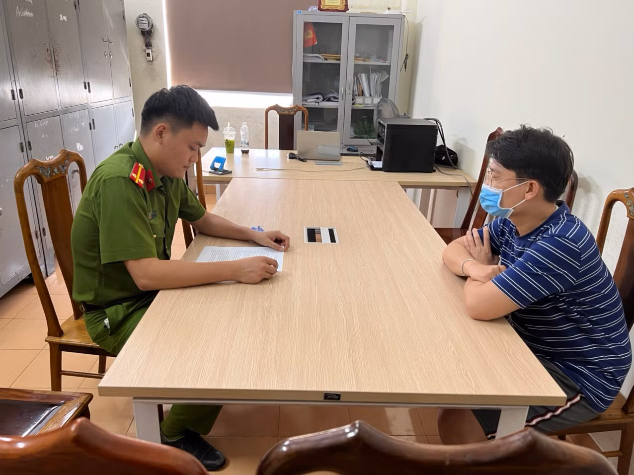 Công an Hà Tĩnh triệt xóa đường dây lừa đảo giả danh nhân viên ngân hàng - 2