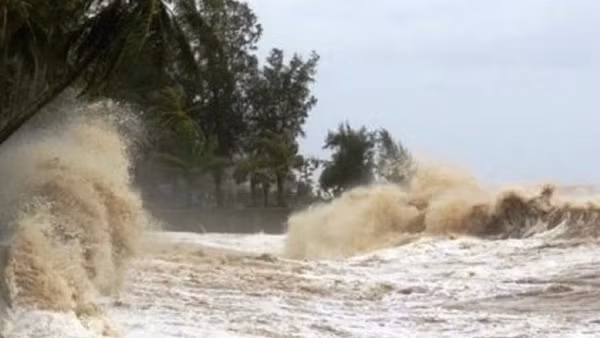 Một vùng áp thấp hình thành giữa Biển Đông ảnh 3