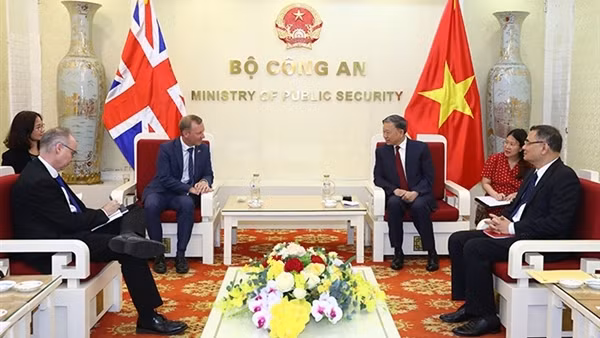 Tù chung thân cho kẻ lái xuồng nhỏ đưa người di cư trái phép vào Anh ảnh 2