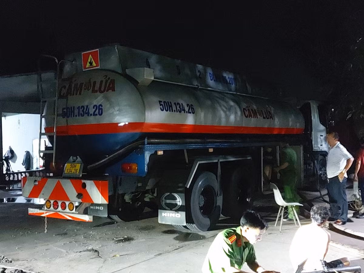 Dùng hóa chất, chất tạo màu để pha chế, sản xuất xăng giả -0