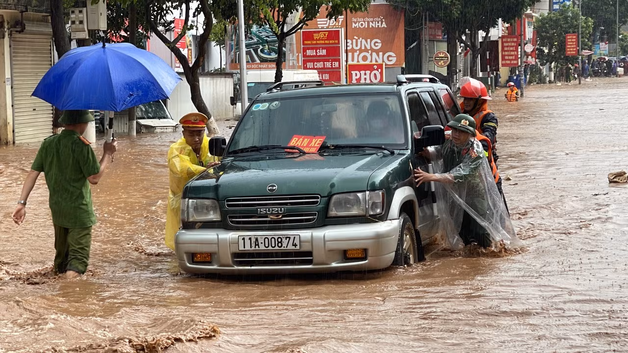 Mưa như trút nước, Công an Sơn La xuống đường giúp dân -0