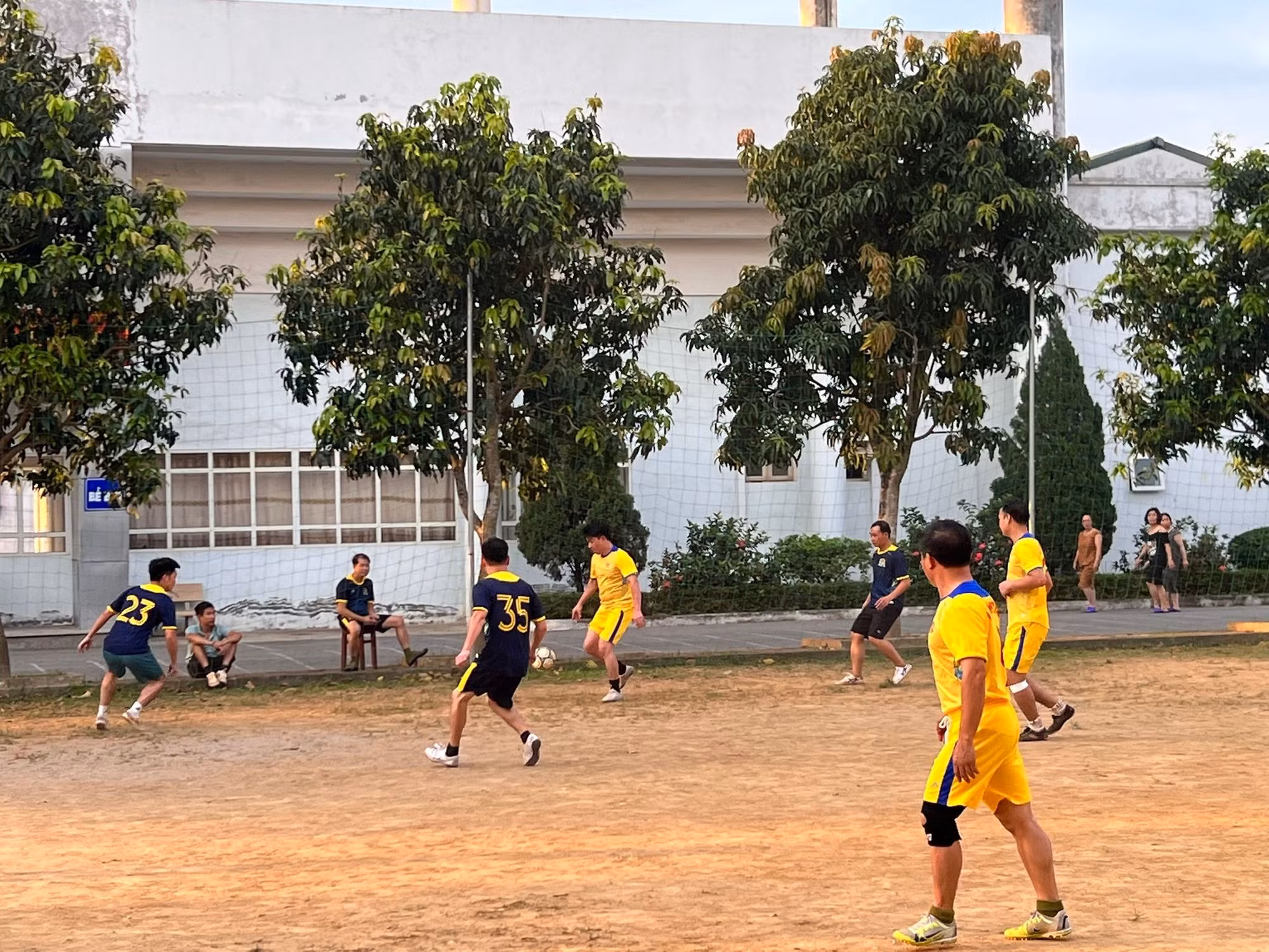 Giao lưu bóng đá trong Học viện Chính trị CAND -1