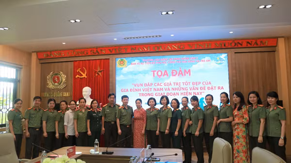 Vun đắp các giá trị tốt đẹp của gia đình Việt Nam tại Hội phụ nữ các cấp trong CAND