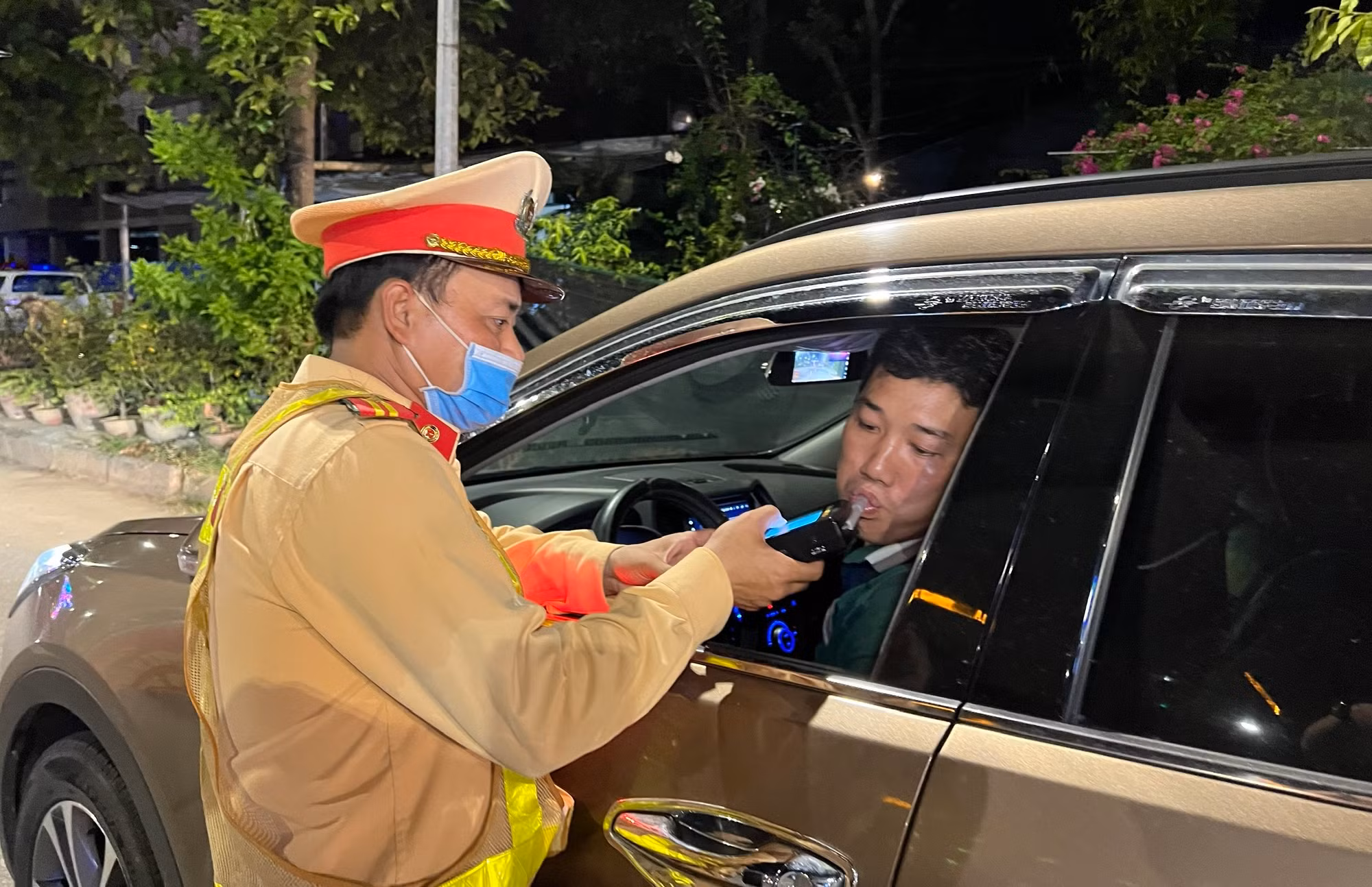 Cán bộ địa chính say rượu, giật giấy tờ xe rời khỏi hiện trường ảnh 2