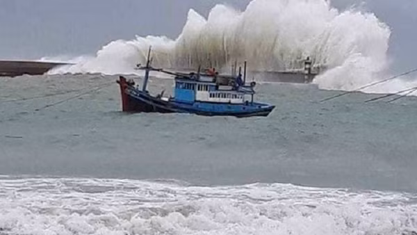 Bộ Công an chủ động ứng phó với diễn biến vùng áp thấp trên Biển Đông ảnh 2