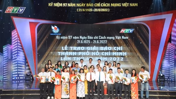 Công an TP Hồ Chí Minh dâng hương Chủ tịch Hồ Chí Minh nhân Ngày Báo chí Cách mạng Việt Nam ảnh 4