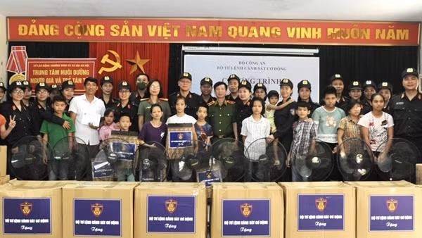 Bộ Tư lệnh CSCĐ giúp đỡ, sẻ chia những hoàn cảnh khó khăn