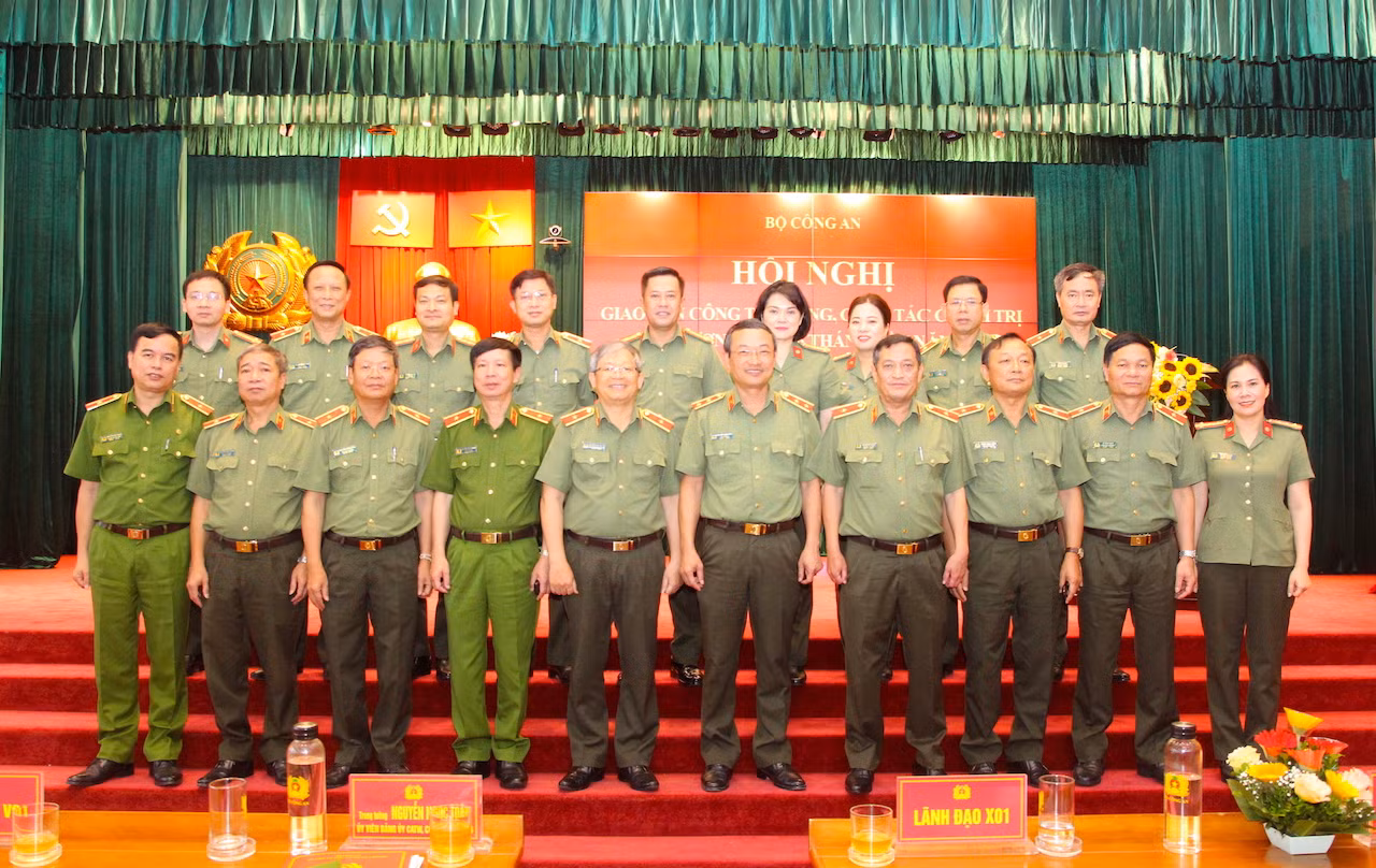 Nắm vững mặt trận tư tưởng, đổi mới công tác đảng, công tác chính trị -0