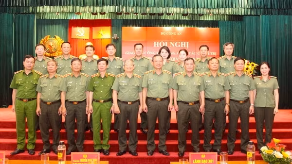 Nắm vững mặt trận tư tưởng, đổi mới công tác đảng, công tác chính trị