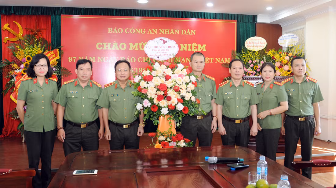 Đảng ủy, lãnh đạo Cục Truyền thông CAND chúc mừng Báo CAND -0