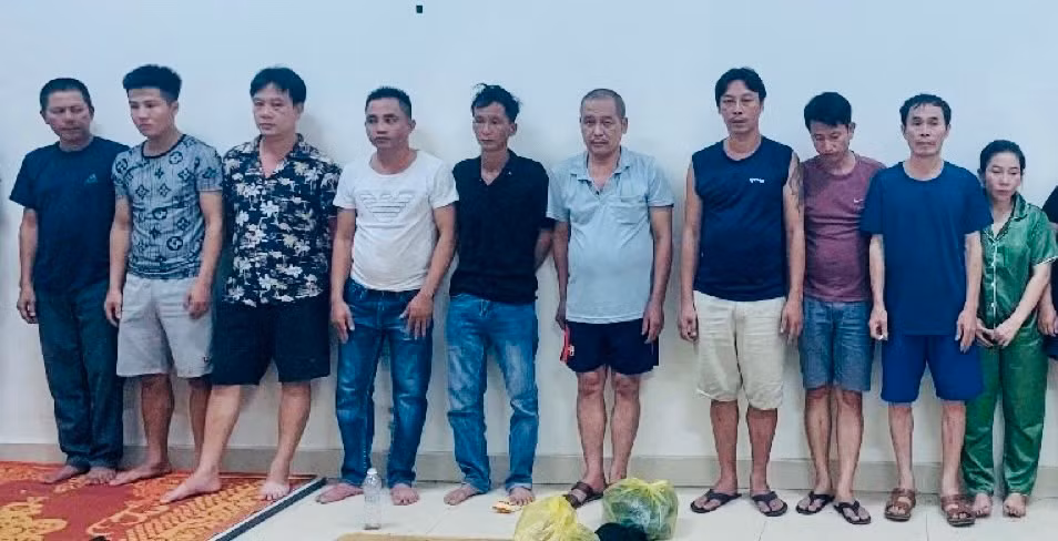 Dùng xe khách chở người đến sới để đánh bạc -0