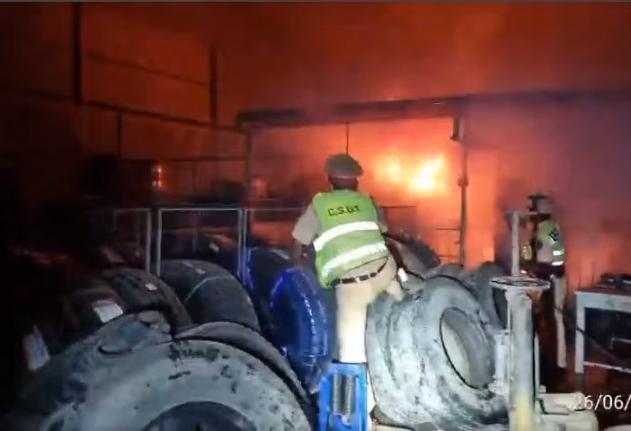 Trên đường tuần tra, tổ CSGT kịp thời dập tắt đám cháy gara ô tô -0