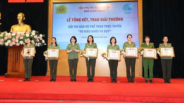 Hội phụ nữ Bộ Công an trao giải thưởng Hội thi dân vũ thể thao