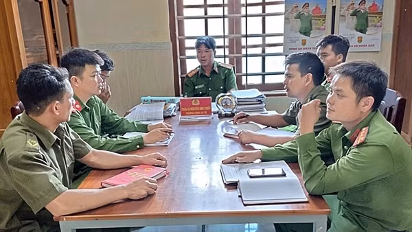 Công an xã bám buôn làng giúp người dân xóa bỏ hủ tục ảnh 1