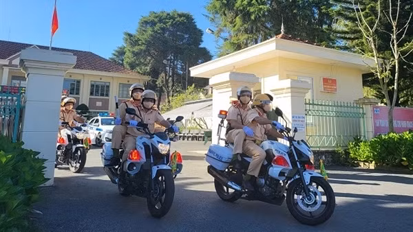 CSGT cắt nóc những xe quá tải, cồng kềnh như... núi di động ảnh 5