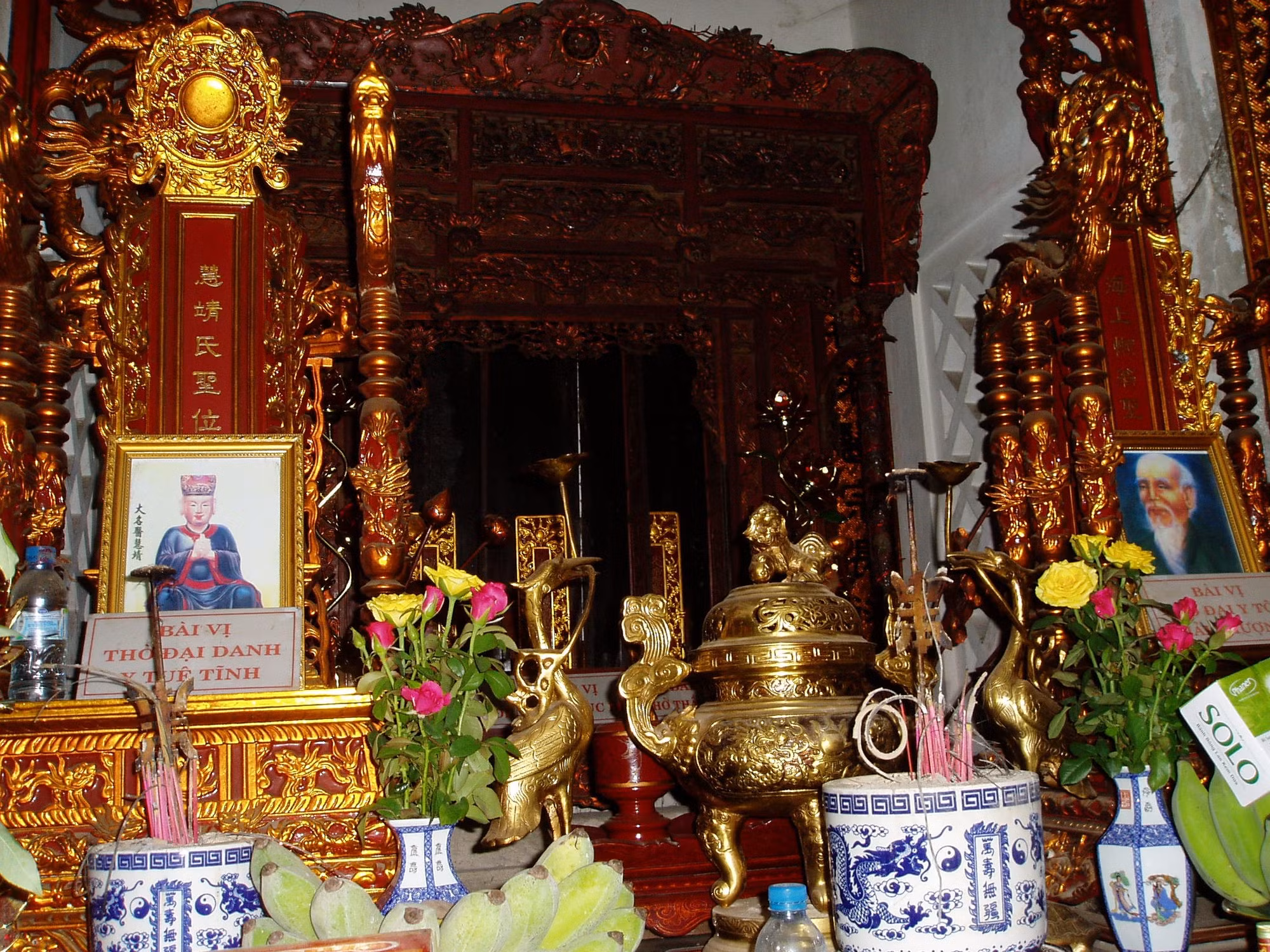 8-khám thờ hai vị danh y trong y miếu.jpg -0