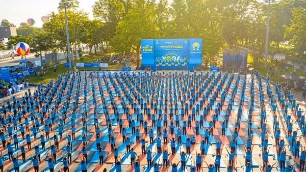 Đồng diễn Yoga tại Nghênh Lương Đình, TP Huế