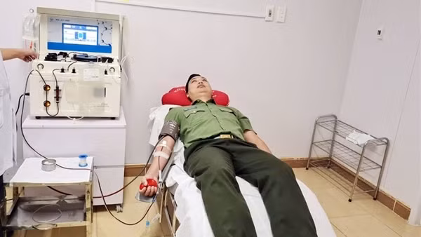 Giải cứu người phụ nữ mang thai định nhảy cầu Hồ tự tử ảnh 2