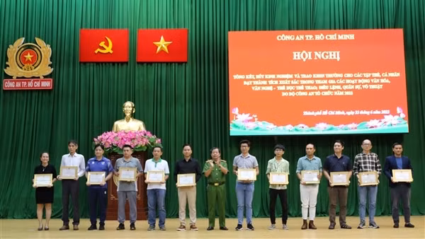 Khen thưởng tập thể, cá nhân đạt thành tích cao tại các hội thao, hội diễn