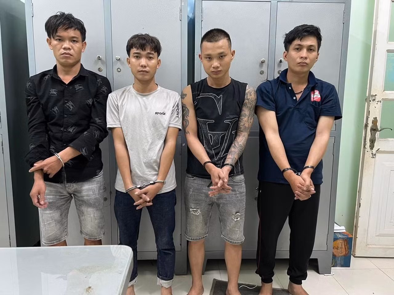 Đột nhập cửa hàng trộm 55 điện thoại di động -0