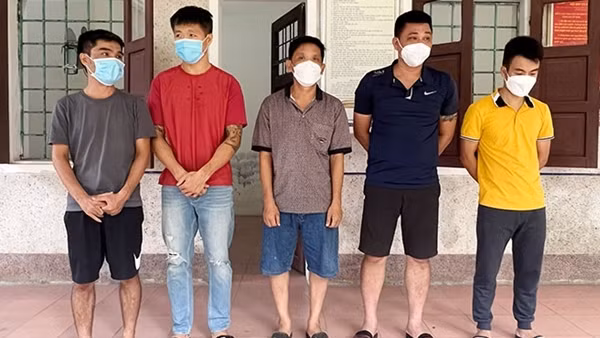 Dùng xe khách chở người đến sới để đánh bạc ảnh 4