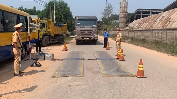 CSGT cắt nóc những xe quá tải, cồng kềnh như... núi di động ảnh 4