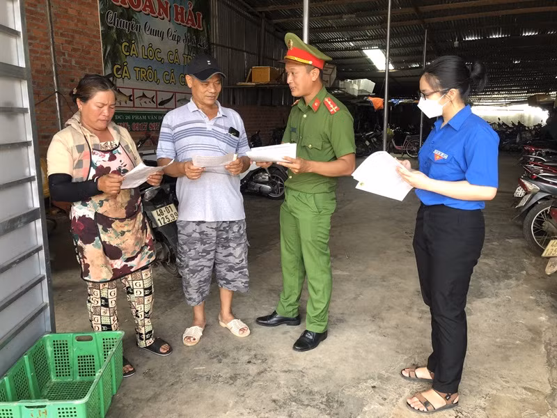 Công an huyện Cư Jút phát hơn 16.000 tờ rơi cảnh báo tội phạm -0