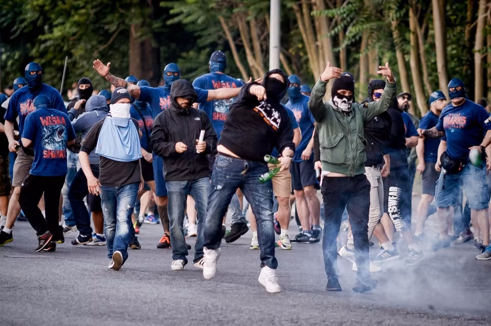 “Thế giới ngầm” của hooligan bóng đá Ý -0