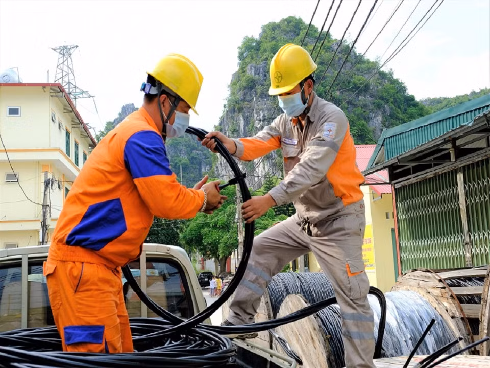 Hơn 76% khách hàng của EVNNPC áp dụng thanh toán không dùng tiền mặt -0