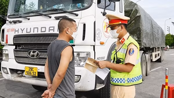 Xe máy đối đầu xe tải, 2 nữ sinh thương vong ảnh 2