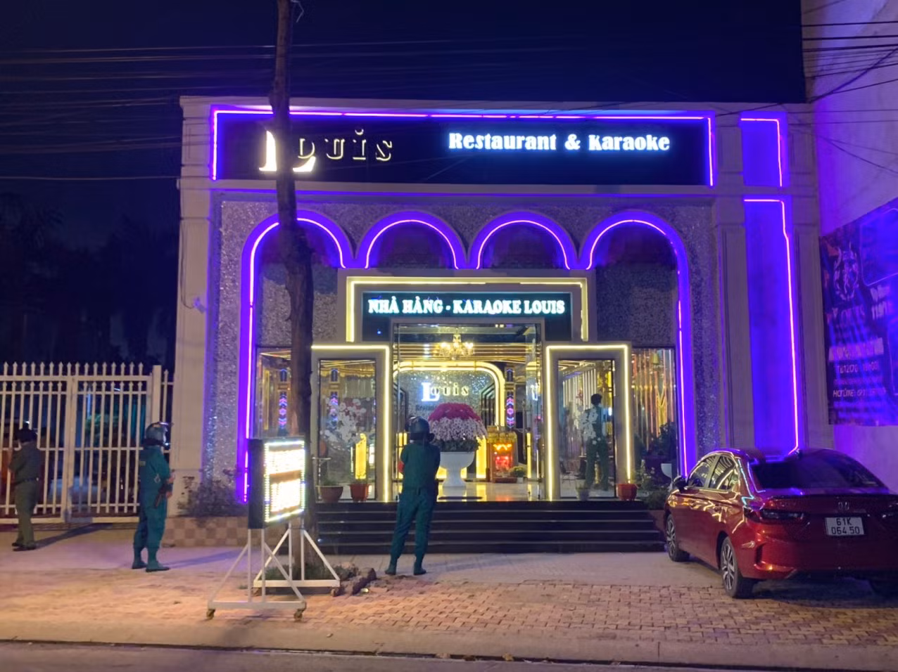 Nữ tiếp viên thoát y trong phòng karaoke -0