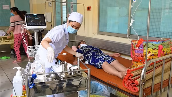 Số ca mắc sốt xuất huyết tăng vọt tại Hà Nội ảnh 2