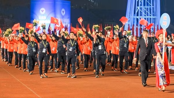 Thêm một lần “nước đến chân”