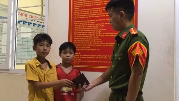 Hai em nhỏ nhặt được ví tiền trả người đánh rơi