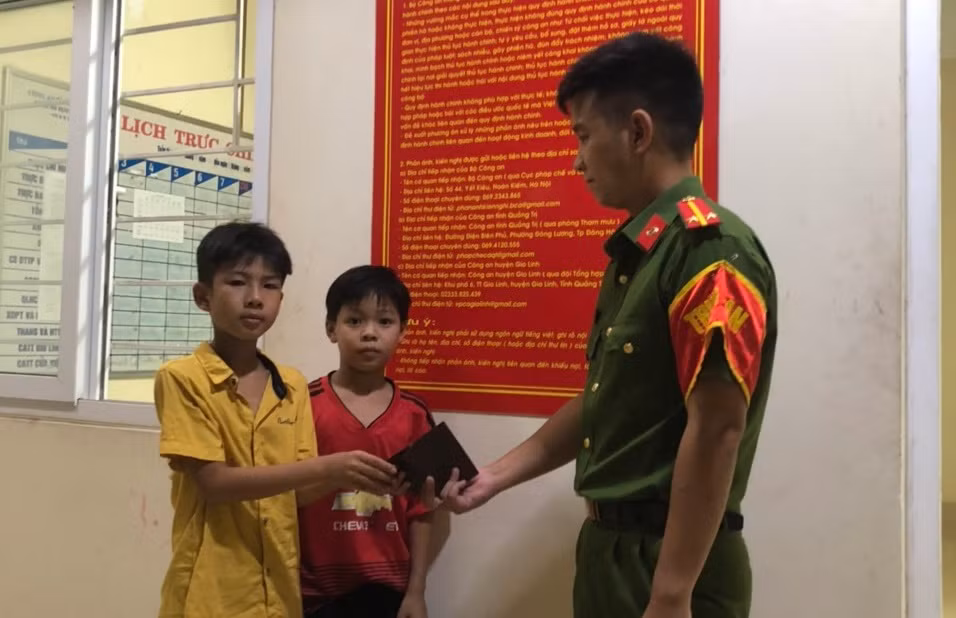 Hai em nhỏ nhặt được ví tiền trả người đánh rơi -0