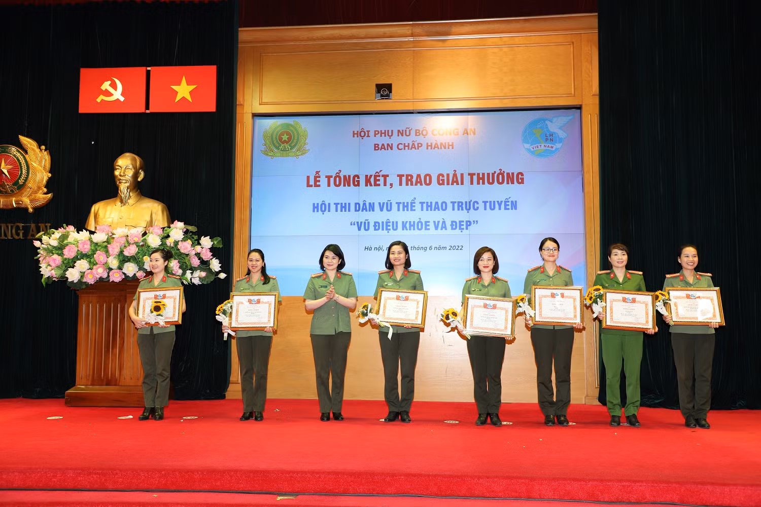 Hội phụ nữ Bộ Công an trao giải thưởng Hội thi dân vũ thể thao -0