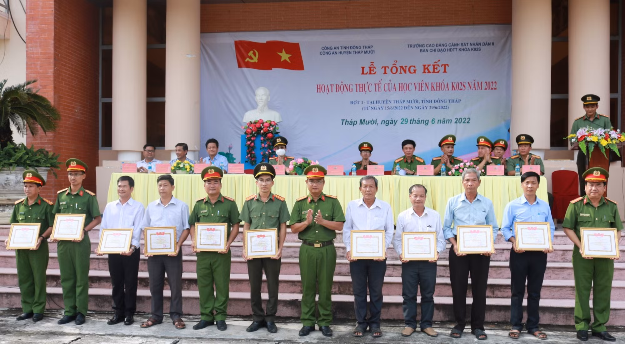 Khen thưởng gần 60 tập thể, cá&nbsp;nhân “3 cùng” với người dân -0
