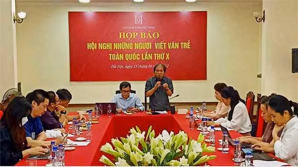 Nhà văn trẻ đồng hành cùng thời cuộc -0