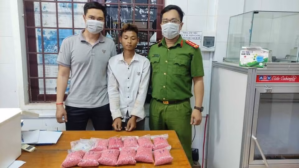 Bắt đối tượng vận chuyển 66.000 viên ma túy tổng hợp -0