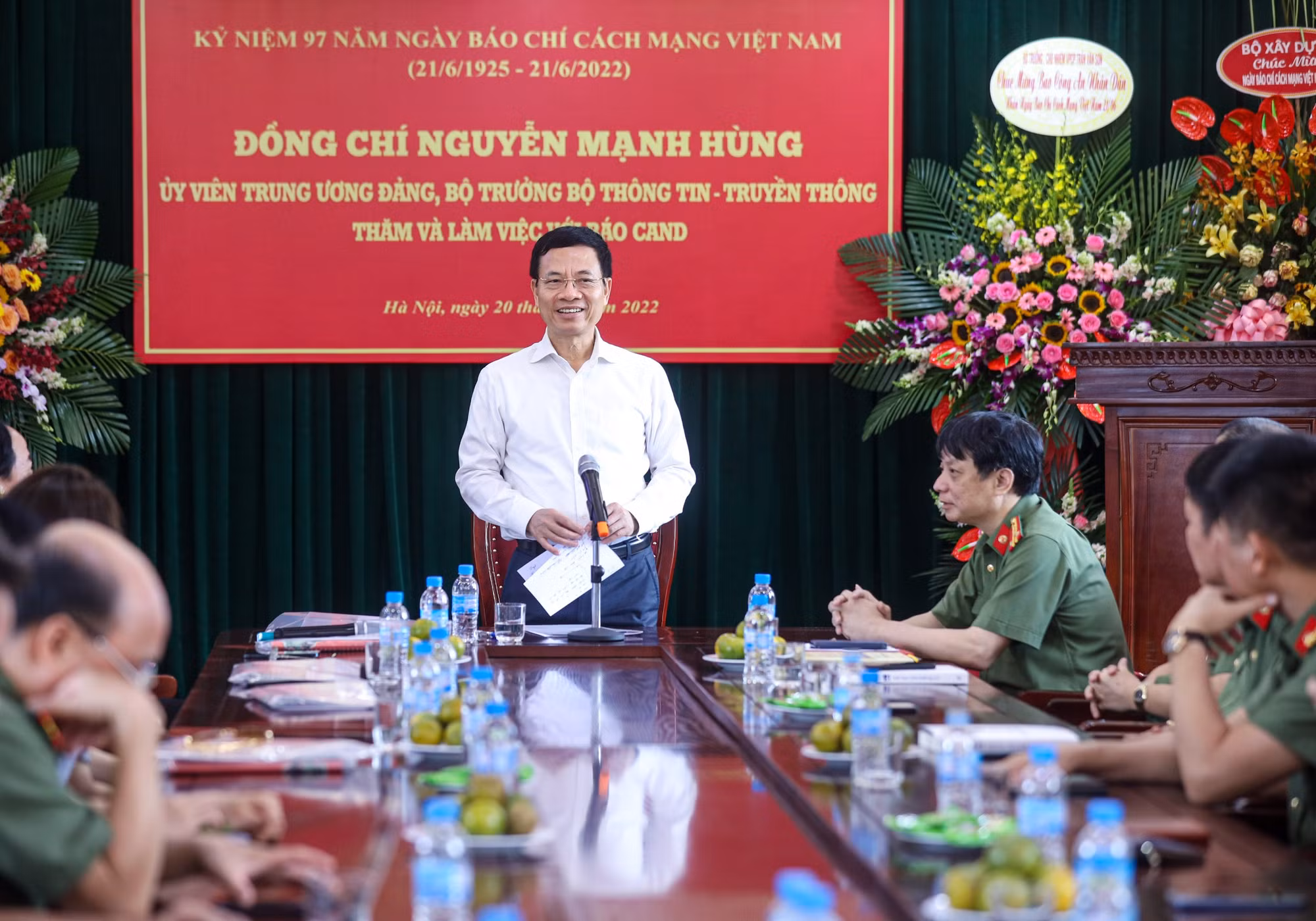 Bộ trưởng Bộ Thông tin và Truyền thông Nguyễn Mạnh Hùng thăm, chúc mừng Báo CAND -0