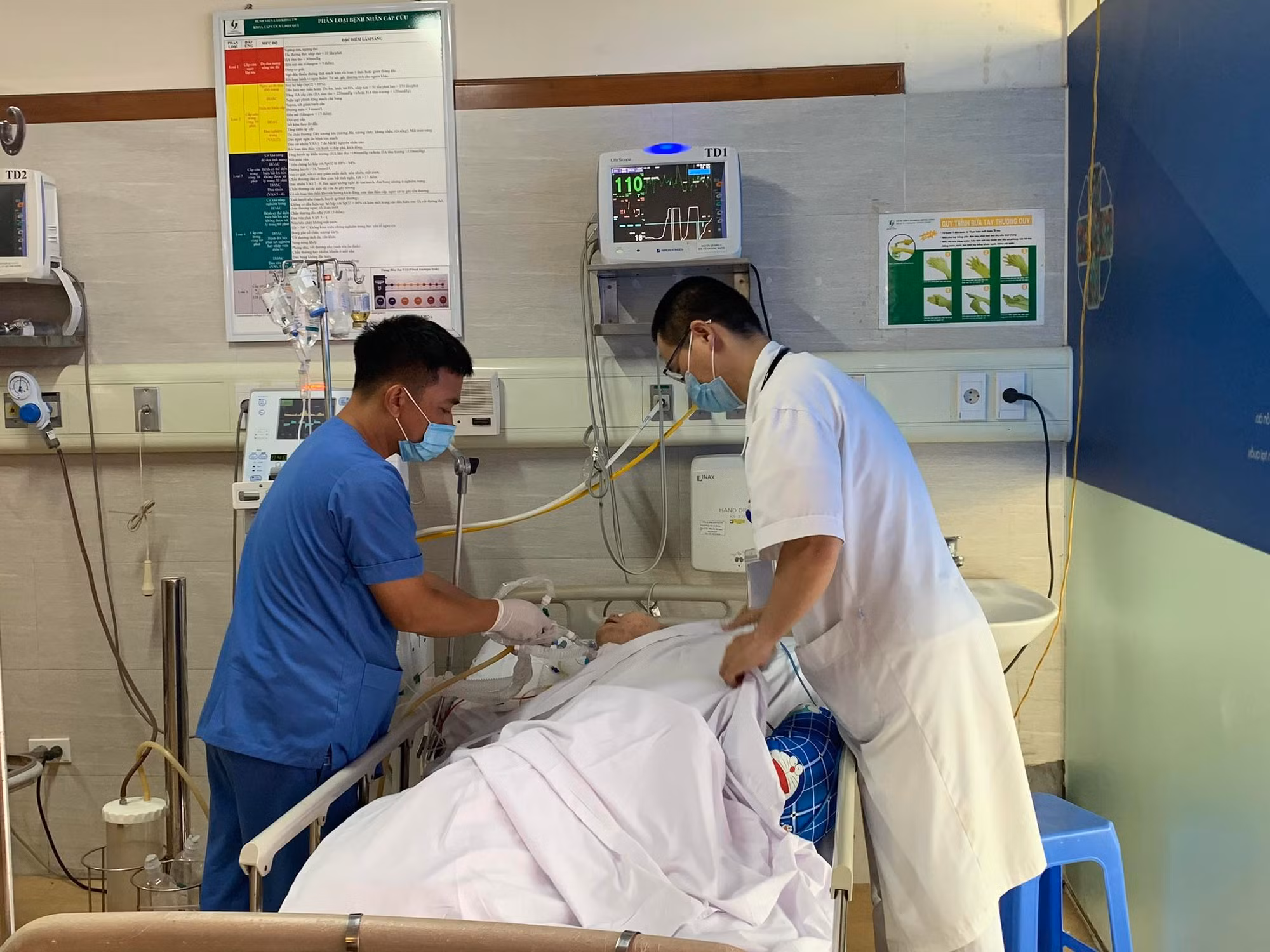 Vì sao hàng ngàn nhân viên y tế nghỉ việc? -0
