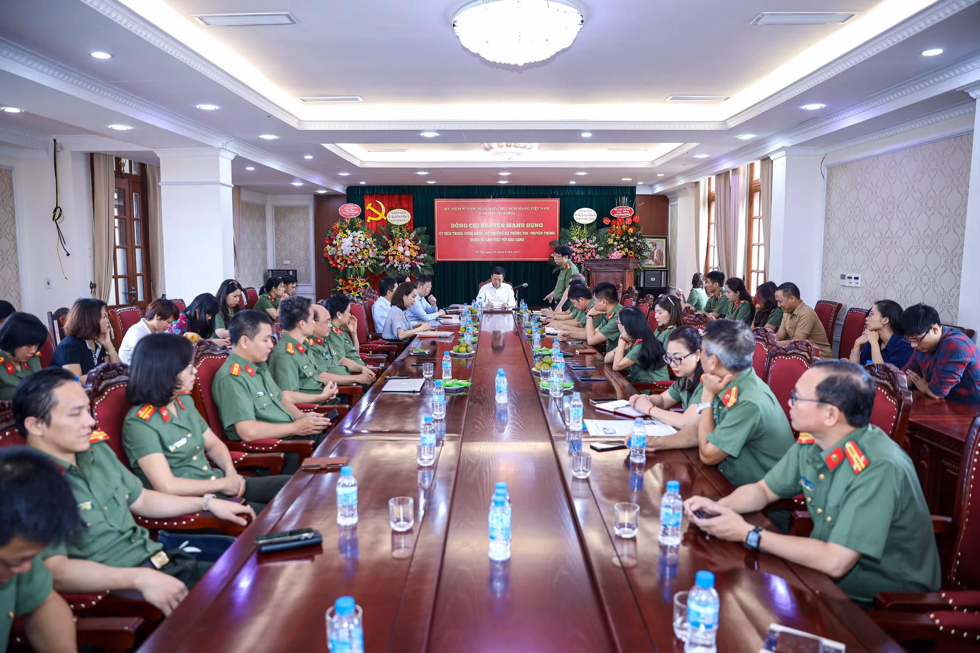Bộ trưởng Bộ Thông tin và Truyền thông Nguyễn Mạnh Hùng thăm, chúc mừng Báo CAND -0