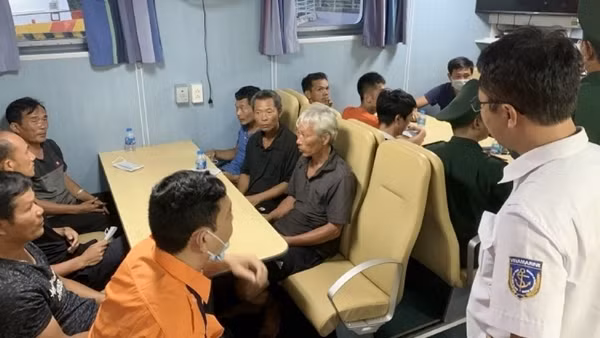 Cứu nạn 10 thuyền viên trôi dạt trên biển Hải Phòng