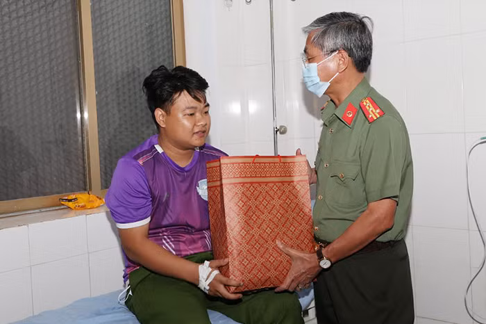 Thăm hỏi, động viên CBCS thực hiện nhiệm vụ chữa cháy và nạn nhân trong vụ cháy tại cửa hàng tạp hóa Phương Mai -0