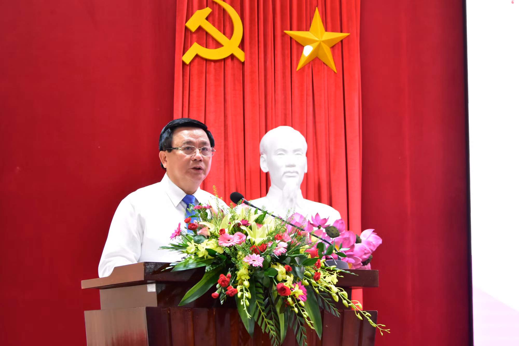 Phát huy tiềm năng văn hóa Huế để thực hiện thắng lợi Nghị quyết 54 của Bộ Chính trị -0
