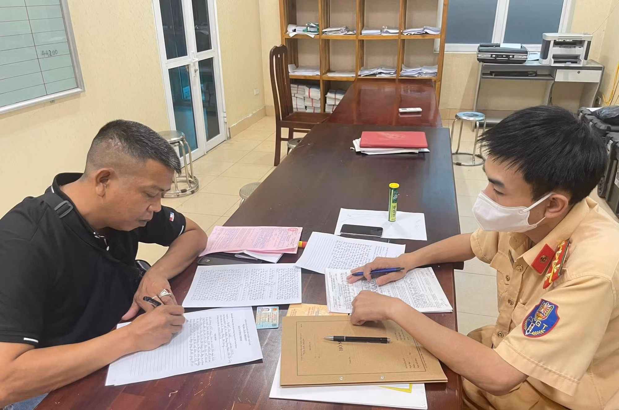 Hàng chục hàng khách trên xe khách thoát nạn nhờ tài xế xe đầu kéo chủ động đánh lái vào ta luy -0