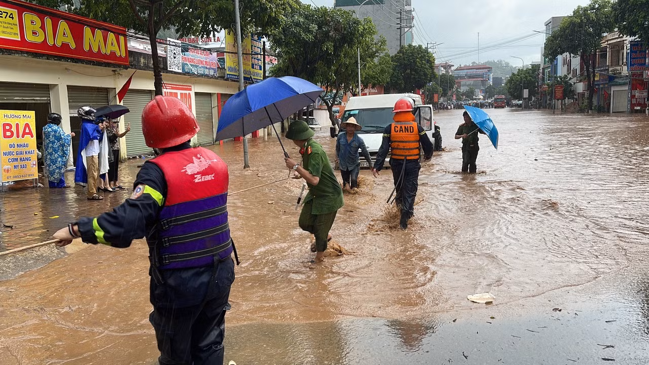 Mưa như trút nước, Công an Sơn La xuống đường giúp dân -0