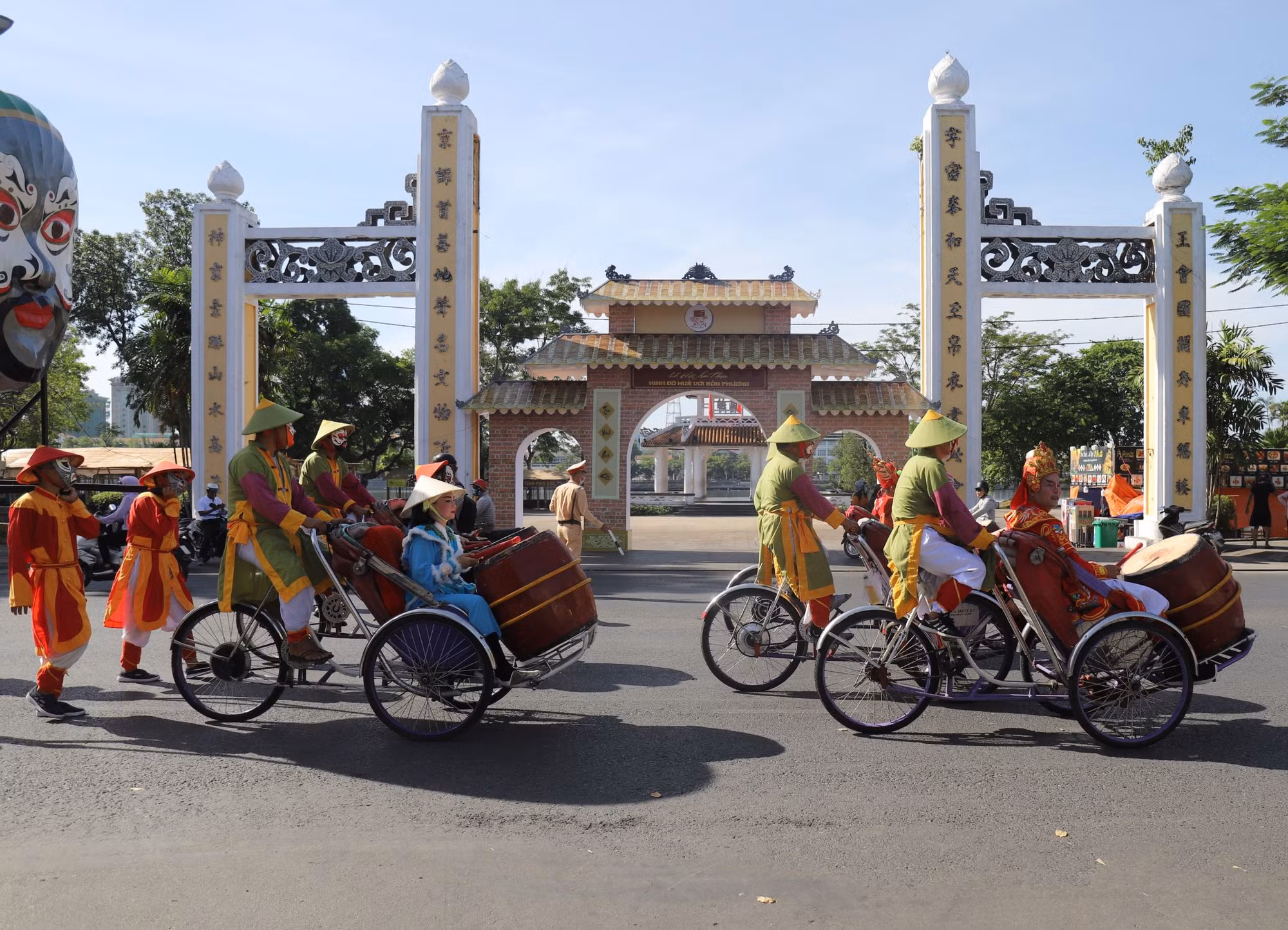 Độc đáo lễ rước mặt nạ tuồng trên đường phố Huế -1